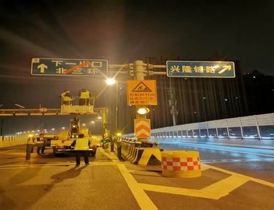 兰州郑州市北三环彩虹桥交通标志牌安装现场